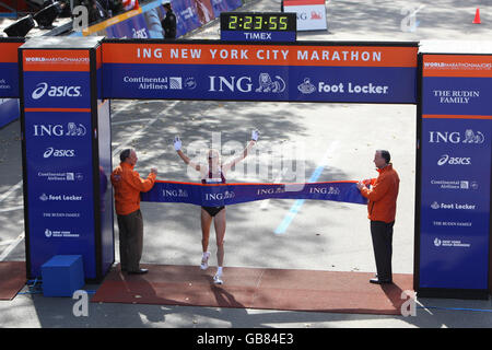 Die Großbritanniens Paula Radcliffe gewinnt den New York Marathon, als sie die Ziellinie im Central Park, New York, USA überquert. Stockfoto