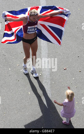 Die britische Paula Radcliffe feiert ihren Sieg mit ihrer Tochter Isla nach dem Sieg beim New York Marathon, New York, USA. Stockfoto