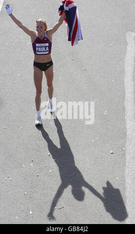 Leichtathletik - New York Marathon - New York. Die britische Paula Radcliffe feiert ihren Sieg nach dem New York Marathon, New York, USA. Stockfoto