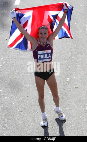 Die britische Paula Radcliffe feiert ihren Sieg beim New York Marathon, New York, USA. Stockfoto