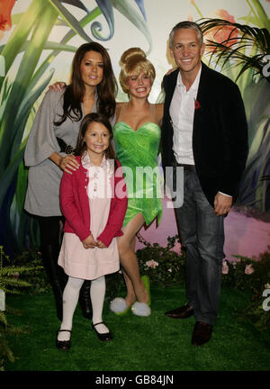 (Links - rechts) Danielle Bux und ihre Tochter Ella, 7 Jahre alt, 'Tinkerbell' und Gary Lineker bei der UK-Premiere des Disney-Animationsfilms 'Tinker Bell', im Dartmouth House im Zentrum von London, Sonntag, 2. November 2008. Stockfoto