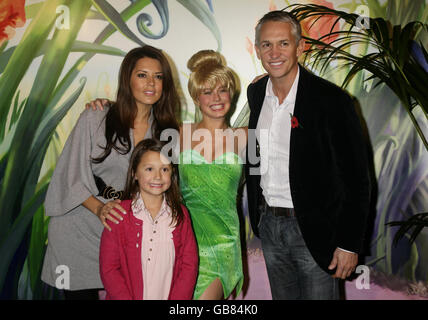 (Links - rechts) Danielle Bux und ihre Tochter Ella, 7 Jahre alt, 'Tinkerbell' und Gary Lineker bei der UK-Premiere des Disney-Animationsfilms 'Tinker Bell', im Dartmouth House im Zentrum von London, Sonntag, 2. November 2008. Stockfoto