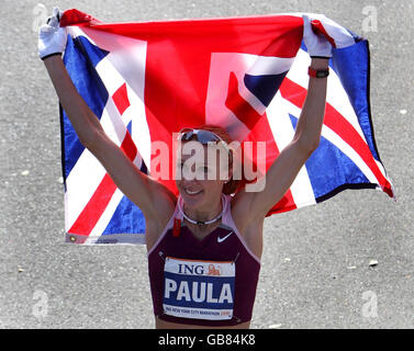 Leichtathletik - New York Marathon - New York. Die britische Paula Radcliffe feiert ihren Sieg beim New York Marathon, New York, USA. Stockfoto