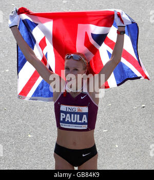 Die britische Paula Radcliffe feiert ihren Sieg beim New York Marathon, New York, USA. Stockfoto