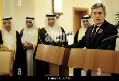 Der britische Premierminister Gordon Brown hält heute eine Pressekonferenz mit seinem katarischen Amtskollegen, seiner Exzellenz Scheich Hamad bin Jassim (nicht gesehen), in Doha ab. Stockfoto