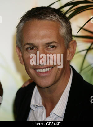 Gary Lineker bei der britischen Premiere des Disney-Animationsfilms „Tinker Bell“ im Dartmouth House im Zentrum von London, Sonntag, 2. November 2008. Stockfoto