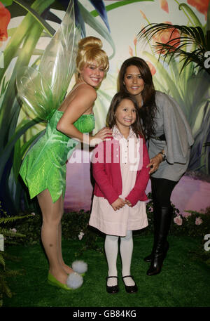 'Tinkerbell' (links), Danielle Bux (rechts) und ihre Tochter Ella (Mitte), 7 Jahre alt, bei der britischen Premiere des Disney-Animationsfilms 'Tinker Bell', im Dartmouth House im Zentrum von London, Sonntag, 2. November 2008. Stockfoto