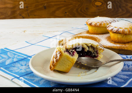 Confiture Dessert auf den weißen Teller. Süßes Dessert. Süßes Gebäck. Kleine Kuchen. Pie. Kuchen Marmelade Stockfoto