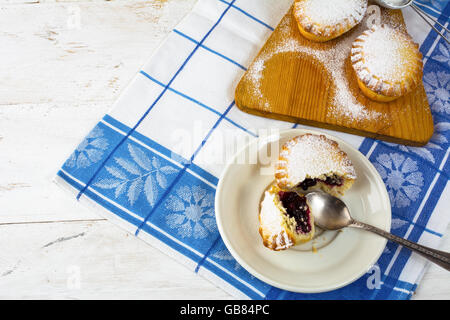 Confiture Dessert Kuchen auf den weißen Teller. Süßes Dessert. Süßes Gebäck. Kleine Kuchen. Pie. Kuchen Marmelade Stockfoto