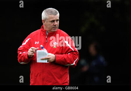 Rugby Union - Wales Training Session - Welsh Institute of Sport. Warren Gatland, Trainer von Wales, während der Trainingseinheit am Welsh Institute of Sport, Sophia Gardens, Cardiff. Stockfoto