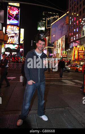 Boxen - Joe Calzaghe Phot Call - New York. Der britische Weltmeister-Boxer Joe Calzaghe posiert auf dem Times Square, New York, USA. Stockfoto