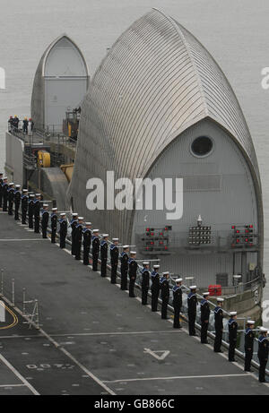 Segler der Royal Navy stehen auf dem Deck des Flugzeugträgers HMS Illustrious, der zu Beginn eines neuntägigen Besuchs die Thames Barrier auf dem Weg nach London passiert. Stockfoto