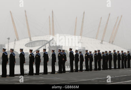 Segler der Royal Navy stehen auf dem Deck des Flugzeugträgers HMS Illustrious, der zu Beginn eines neuntägigen Besuchs die O2 Arena auf dem Weg nach London passiert. Stockfoto