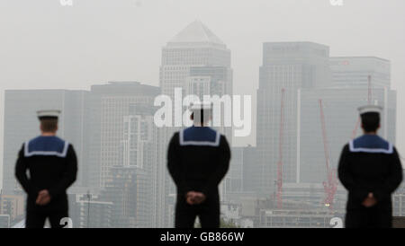 Segler der Royal Navy stehen auf dem Deck des Flugzeugträgers HMS Illustrious, als er sich vor Canary Wharf dreht, bevor er in Greenwich festmacht, zu Beginn eines neuntägigen Besuchs in London. Stockfoto