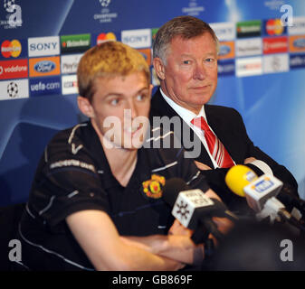 Sir Alex Ferguson, Manager von Manchester United, und Darren Fletcher während einer Pressekonferenz im Cameron House Hotel, Loch Lomond. Stockfoto