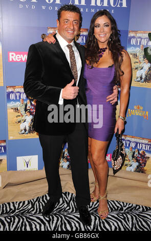 Mario Marconi und seine Freundin Lisa Appleton von Big Brother 9 bei der Premiere von „Coronation Street Out of Africa“ im Odeon Cinema, Manchester Print Works, Manchester. Stockfoto