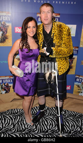 Rachel Ril und Mikey Hughes, von Big Brother 9, kamen bei der Premiere von „Coronation Street Out of Africa“ im Odeon Cinema, Manchester Print Works, Manchester. Stockfoto