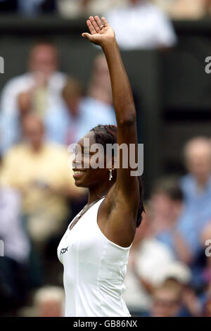 Venus Williams winkt der Menge zu, nachdem sie Lindsay Davenport geschlagen hat Stockfoto