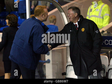 Fußball - UEFA Champions League - Gruppe E - Rangers gegen Manchester United. Alex McLeish, Manager der Rangers, begrüßt Sir Alex Ferguson von Manchester United Stockfoto