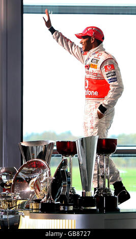 Der britische Formel-1-Weltmeister Lewis Hamilton winkt den Mitarbeitern im McLaren Hauptquartier in Woking zu. Stockfoto