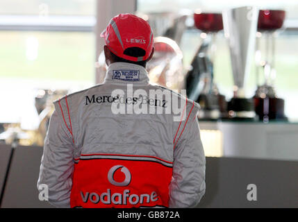 Der britische Formel-1-Weltmeister Lewis Hamilton kommt am McLaren Hauptsitz in Woking an. Stockfoto