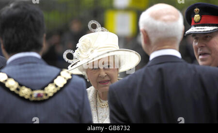 Queen Elizabeth II. Kommt an der London School of Economics and Political Science (LSE) an, um das achtstöckige New Academic Building zu eröffnen. Stockfoto