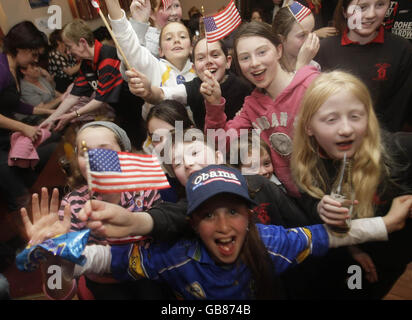 Eine Gruppe von Schulkindern jubelt Barack Obama während einer Feier in Erwartung des Sieges in Ollie Hayes' Pub im Dorf Moneygall in Co Offaly an. Stockfoto