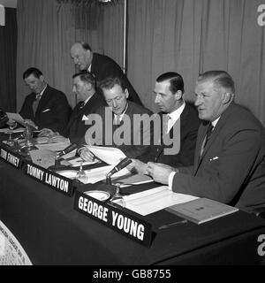 Fußball - Fußball-Pools-Jury - London - 1963 Stockfoto