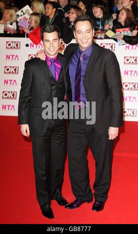 Craig Revel Horwood (rechts) sein Freund Grant macpherson kommt für die National Television Awards 2008 in der Royal Albert Hall, Kensington Gore, SW7. Stockfoto