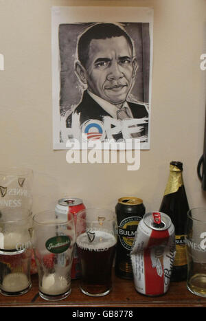 Ein Plakat von Barack Obama an der Wand bei einer Wahlnachtsfeier zu Ehren des Präsidentschaftskandidaten der US-Demokraten im Pub von Ollie Hayes im Dorf Moneygall in Co Offaly. Stockfoto