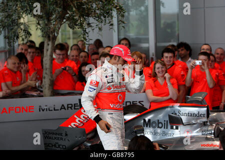 Der britische Formel-1-Weltmeister Lewis Hamilton kehrt zum McLaren Hauptquartier in Woking zurück. Stockfoto