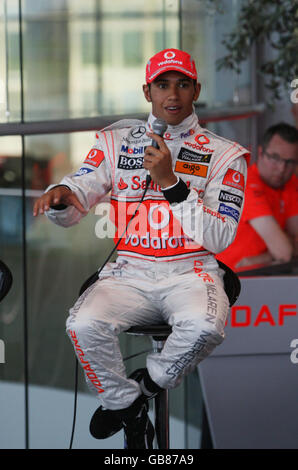 Der britische Formel-1-Weltmeister Lewis Hamilton kehrt zum McLaren Hauptquartier in Woking zurück. Stockfoto