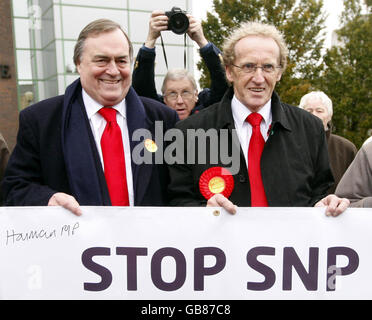 Labour Glenrothes Nachwahlkandidat Lindsay Roy (rechts) und John Prescott Kampagne außerhalb Fife House, Fife Council HQ. Stockfoto