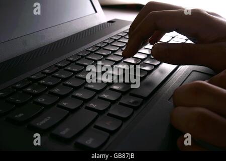 Hand auf einer Computertastatur tippen Stockfoto