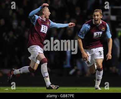 Fred Sears von West Ham United läuft, um seinem Teamkollegen Jack Collison zum Tor zu gratulieren. Stockfoto