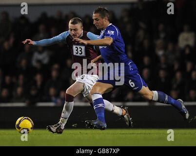 Fred Sears von West Ham United (links) und Phil Jagielka von Everton kämpfen um den Ball. Stockfoto