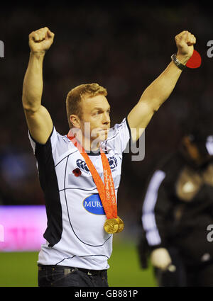 Großbritanniens dreifacher Olympiasieger Chris Hoy bringt den Matchball vor dem Bank of Scotland Corporate Autumn Test Spiel in Murrayfield, Edinburgh. Stockfoto