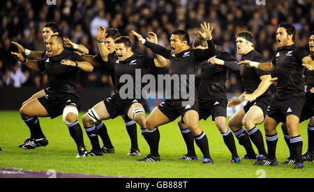 Das neuseeländische Team führt den Haka-Tanz während des Bank of Scotland Corporate Autumn Test Matches in Murrayfield, Edinburgh, auf. Stockfoto