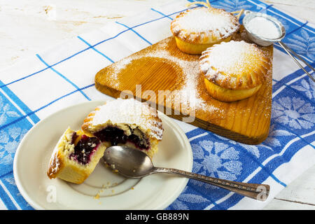 Marmelade Nachtisch Torte auf den weißen Teller. Süßes Dessert. Süßes Gebäck. Pie. Marmelade, Kuchen kleine Kuchen. Stockfoto