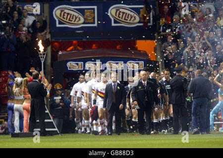 Bradford Bulls' und Wigan Warriors' laufen auf den Old Trafford Platz für das Tetley's Super League Grand Final Stockfoto