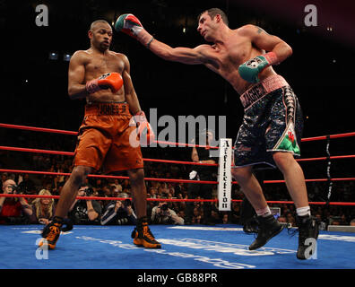 Boxing - Joe Calzaghe / Roy Jones Jr - Titel leicht schwer - Madison Square Garden - New York. Joe Calzaghe von Wales im Kampf gegen Roy Jones aus den USA während des schwergewichtigen Geflatts im Madison Square Garden, New York, USA. Stockfoto