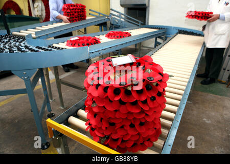 Mohnkränze werden vor dem Gedenktag am 11. November in der Royal British Legion Poppy Factory in Richmond gesammelt und verpackt. Stockfoto