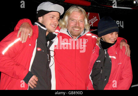 Sir Richard Branson mit seinem Sohn Sam, 23, und seiner Tochter Holly, 26, bevor sie mit einem transatlantischen Rekordangebot aus New York Harbour aufbricht. Stockfoto