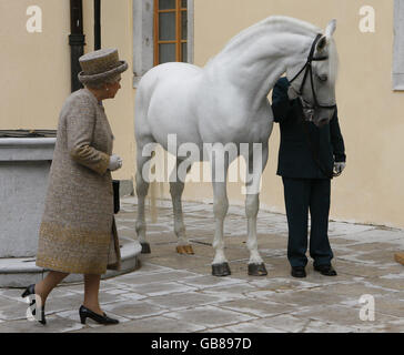 Die britische Königin Elizabeth II. Mit einem Lipizzaner-Pferd auf dem Gestüt Lipica während eines Staatsbesuches in Slowenien. Stockfoto