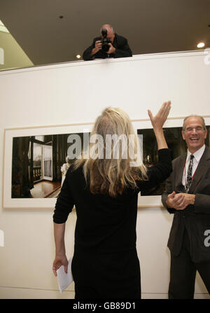 Die Fotografin Annie Leibovitz während der Pressekonferenz zur Ausstellung „Annie Leibovitz: A Photographer's Life 1990-2005“ in der National Portrait Gallery im Zentrum von London. Stockfoto