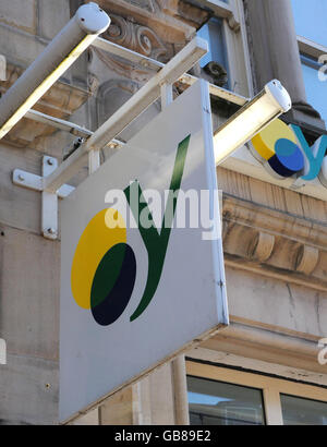 Gesellschaften zum Zusammenführen aufbauen. Eine allgemeine Ansicht der Barnsley-Niederlassung der Yorkshire Building Society im Stadtzentrum von Barnsley. Stockfoto