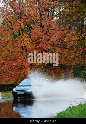 Ein Auto fährt in Brampton bei Carlisle in Cumbria durch das Hochwasser, nachdem in Teilen des Landkreises fast ein Monat Regen an einem Tag einfiel und sintflutartige Regenfälle mehrere Straßen blockierten. Stockfoto