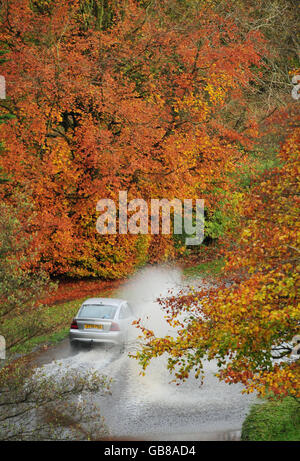 Ein Auto fährt in Brampton bei Carlisle in Cumbria durch das Hochwasser, nachdem in Teilen des Landkreises fast ein Monat Regen an einem Tag einfiel und sintflutartige Regenfälle mehrere Straßen blockierten. Stockfoto