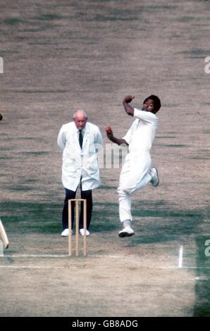 Cricket - die Wisden Trophy - Fünfter Test - England gegen Westindien - zweiter Tag. Andy Roberts beim Bowling von West Indies Stockfoto