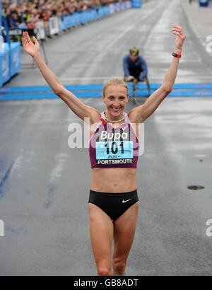 Leichtathletik - BUPA Great South Run 2008 - Portsmouth. Die britische Paula Radcliffe feiert den Sieg beim Bupa Great South Run Stockfoto